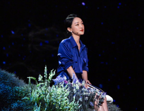 周迅真的好敢穿，穿條“睡衣裙”亮相節目，真當成自己家了