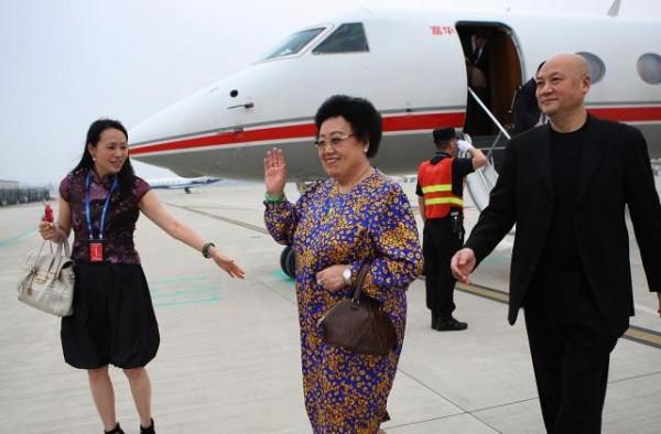 女人胖不胖還是得看氣質,陳麗華就算衣品不高,但卻很有奢侈感 女人胖不胖還是得看氣質,陳麗華就算衣品不高,但卻很有奢侈感