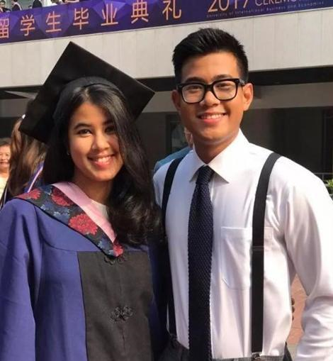 25歲柬埔寨公主：笑容甜美曬中國大學畢業證，站莫尼列身邊真乖巧