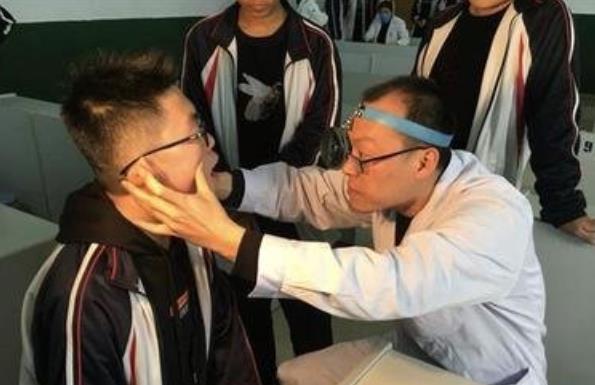 高考體檢有多嚴格？需要“全部脫光”檢查嗎？醫生表示我也不想看