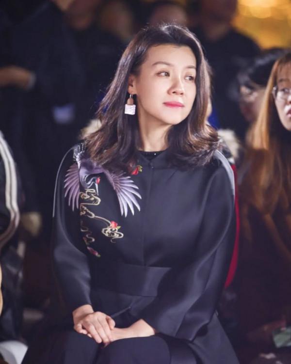 被47歲劉琳驚豔了！穿“仙鶴緞面裙”優雅貴氣，阿姨輩最美的樣子