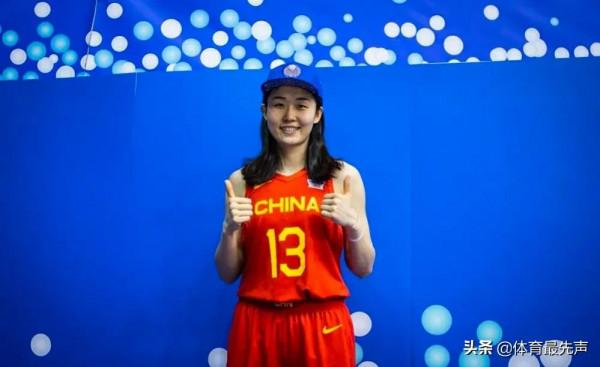 女籃姑娘們提前戴上了澳大利亞世界盃正賽帽，14人=14美女