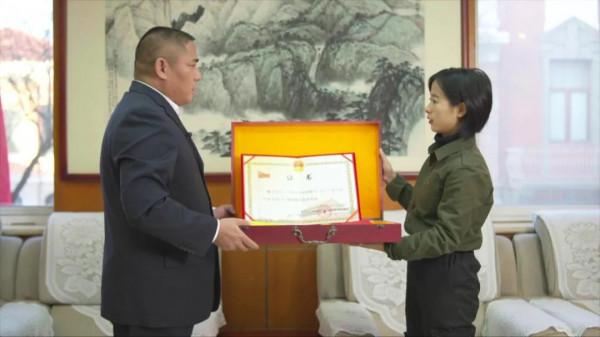 喀喇崑崙山谷裡，他們對著這面特殊的國旗宣誓