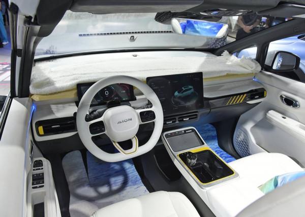 這臺AION Y一箭雙鵰：既能比比賽道，又能開敞篷拉風！