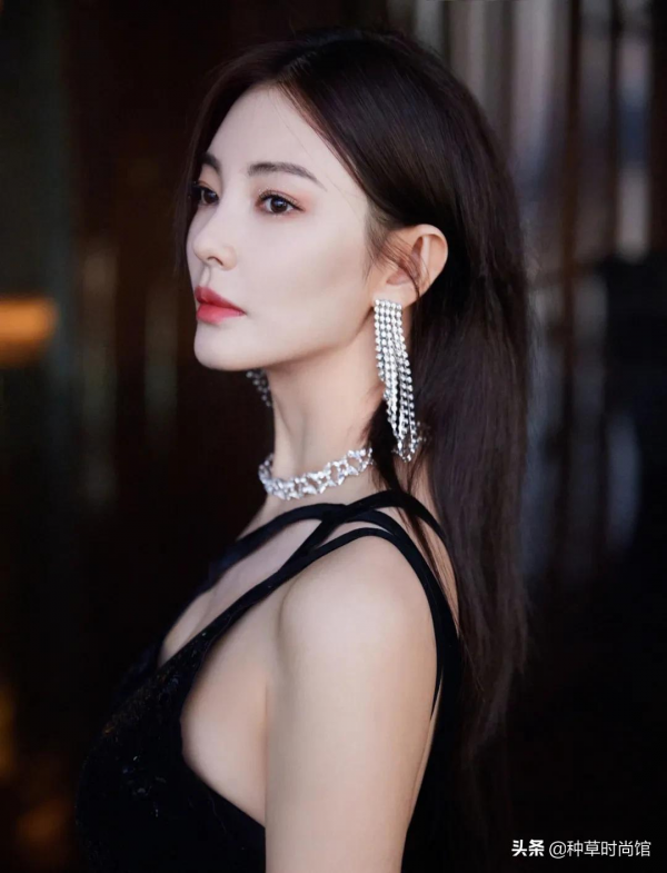 47歲周迅、張雨綺又談姐弟戀了！這屆男人不行？