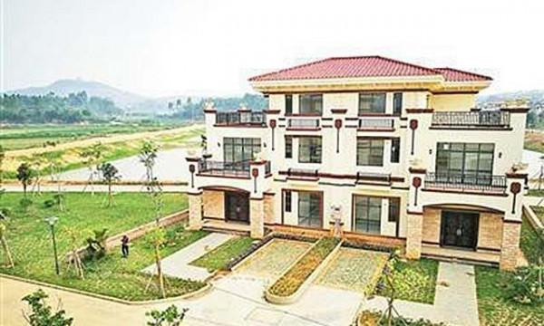 18歲農村娃考上北大，全村湊錢贈路費，百億身價後送每戶村民別墅