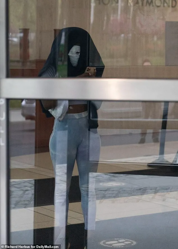 丟人！頭等艙亞裔男暴打空姐，航班緊急迫降！乘客怒：不戴口罩，還打女人