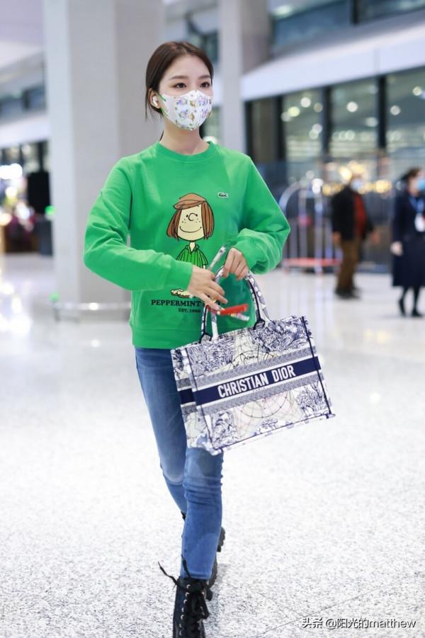 任敏身穿綠色卡通衛衣搭鉛筆牛仔褲,口罩搶眼是小可愛沒錯了 任敏身穿綠色卡通衛衣搭鉛筆牛仔褲,口罩搶眼是小可愛沒錯了