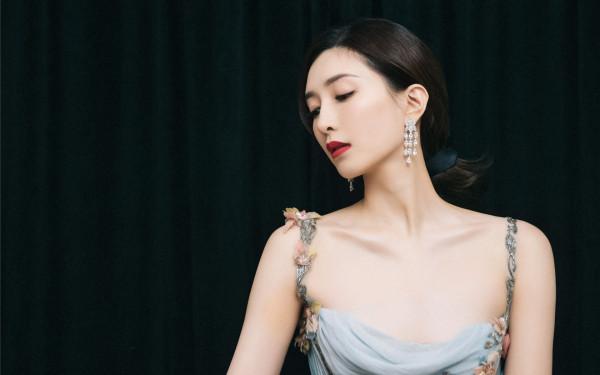 “清冷女神”江疏影的人生故事，和她背後的7個男人