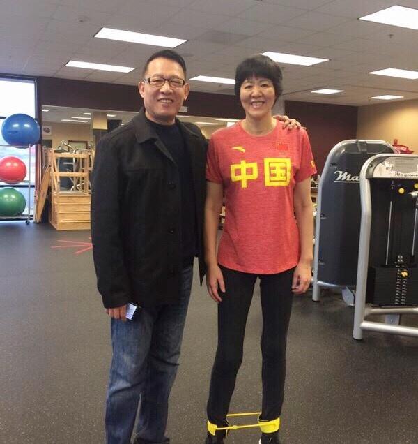 郎平：2段婚姻3段情，年過五旬遇真愛，被“平凡”丈夫寵成小女人