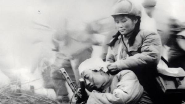 64歲農婦被醫院停藥，兒子求助軍區，首長下令：不惜一切代價救人