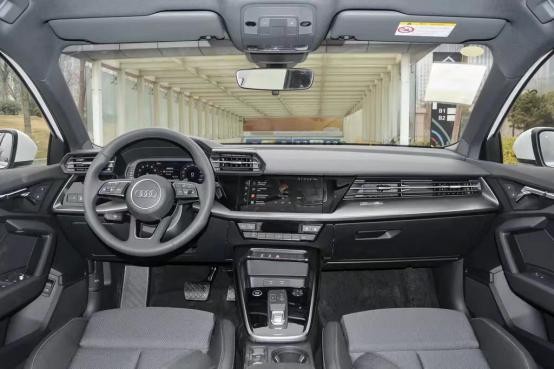 賓士2022款A180L對比奧迪A3 2021款A3 Limousine 35 TFSI進取致雅型