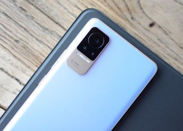 情人節小米手機開始發力，曲面屏+3200萬柔光自拍，跌至2299元