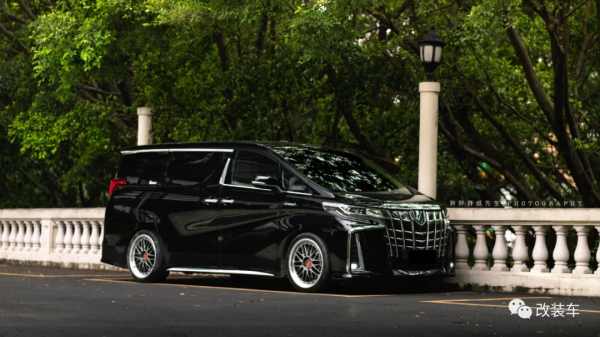 未成年高中生打造素雅埃爾法,全身名牌改件加起來超過16萬 未成年高中生打造素雅埃爾法,全身名牌改件加起來超過16萬