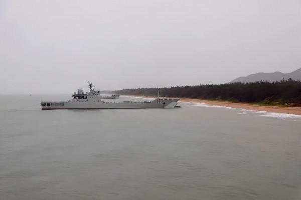 東部和南部戰區聯動,進行艦機常態化實戰演習,以及登陸作戰演習 東部和南部戰區聯動,進行艦機常態化實戰演習,以及登陸作戰演習