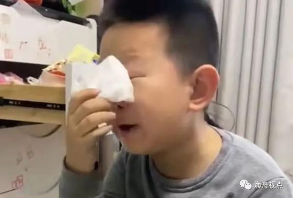 小男孩嚎啕大哭，竟叫起了“老天爺”……