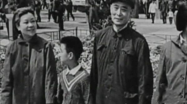 黃維特赦一年後,妻子蔡若曙投河自盡,苦等27年為何團聚不過一年 黃維特赦一年後,妻子蔡若曙投河自盡,苦等27年為何團聚不過一年