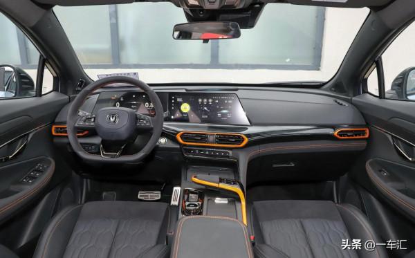 長安新款UNI-T旗艦型，運動套件加身後，是不是更招人喜歡了