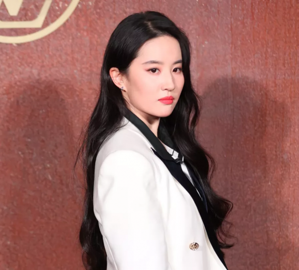 LV大秀紅毯來了!熱巴暴露髮際線,周冬雨瘦過頭,劉亦菲狀態絕佳 LV大秀紅毯來了!熱巴暴露髮際線,周冬雨瘦過頭,劉亦菲狀態絕佳