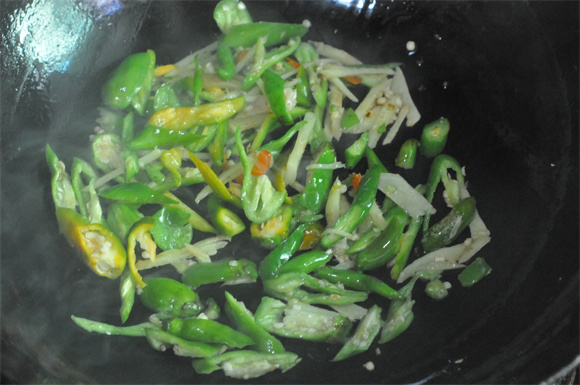 青椒炒肉皮做法