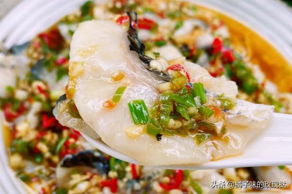 簡單烹飪就能吃的美食：蒜蓉辣椒拌魚片，醬爆烏魚仔，蔥香口蘑