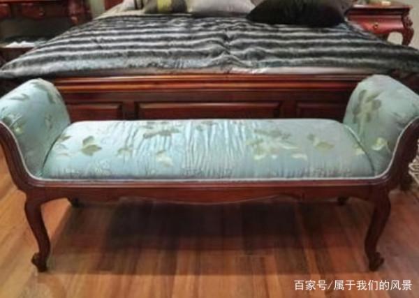 在情侶酒店中,為什麼床尾會放一張長凳?只因方便做這2件事 在情侶酒店中,為什麼床尾會放一張長凳?只因方便做這2件事