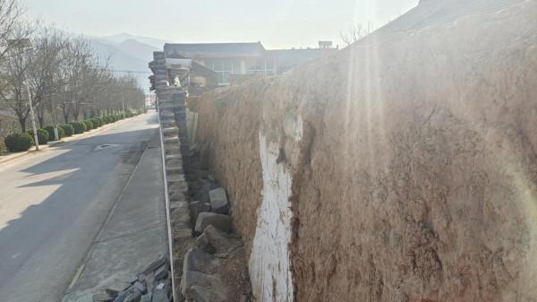 新農村遮醜牆倒塌,露出了黃土牆,打誰的臉,傷誰的心 新農村遮醜牆倒塌,露出了黃土牆,打誰的臉,傷誰的心