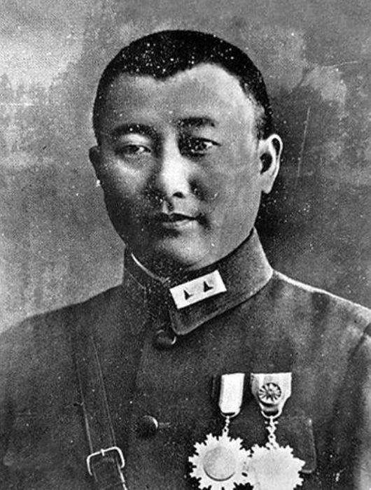 毛主席率200人撤退，敵人追至不足一里地，毛主席：做好最壞準備