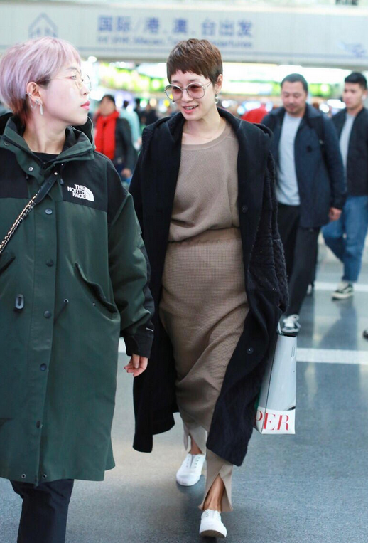 馬伊琍的時尚你懂嗎!穿大衣配套裙腿上還套條毛褲,保暖又洋氣 馬伊琍的時尚你懂嗎!穿大衣配套裙腿上還套條毛褲,保暖又洋氣