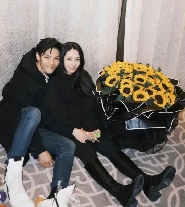 郭碧婷低調慶生美回顏值巔峰！穿黑色和家人拍全家福，沒有豪門範