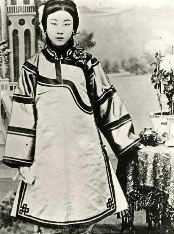 她被選秀入宮，卻獨攬大權伴隨四代帝王，她的故事比想象的更精彩