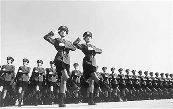 當年在閱兵儀式上“紅遍中國”的雙胞胎姐妹花，後來怎麼樣了？