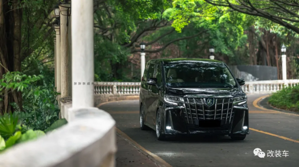 未成年高中生打造素雅埃爾法,全身名牌改件加起來超過16萬 未成年高中生打造素雅埃爾法,全身名牌改件加起來超過16萬