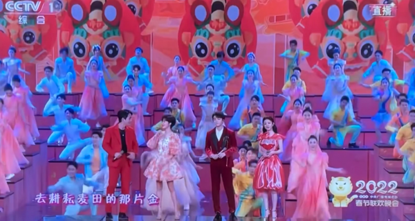 鬱可唯罕見春晚壓軸唱歌！一對耳環10萬塊，筷子腿又長又直太搶眼