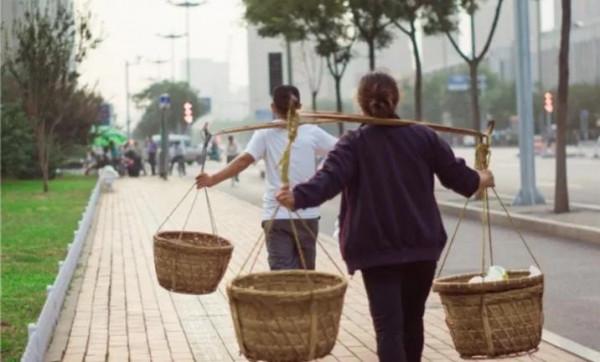 什麼木材適合做扁擔？老木匠用3句話，給出3個不同的答案