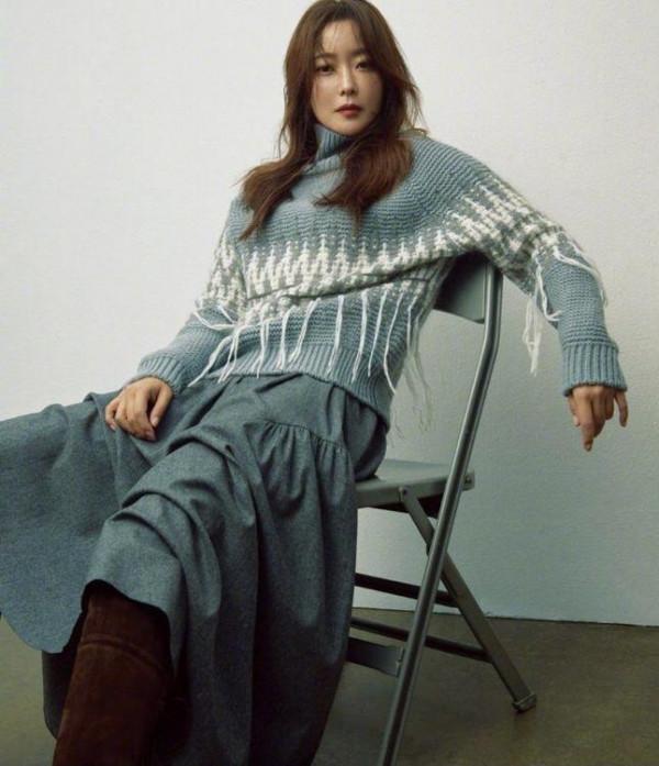 金喜善44歲還敢挑戰薄荷綠，穿長裙配闊腿褲，不俗反而美出國際範