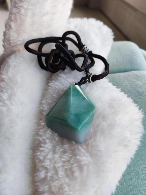 請懂翡翠的朋友看一看，這塊翡翠下腳料值不值