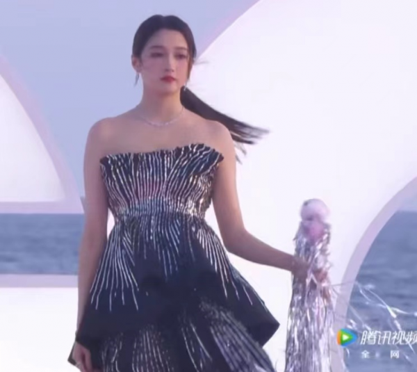 這屆紅毯熱鬧了!新仇舊愛齊聚,何穗槓上baby,鄧倫難忘金晨? 這屆紅毯熱鬧了!新仇舊愛齊聚,何穗槓上baby,鄧倫難忘金晨?