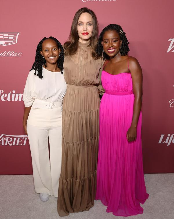 朱莉帶女兒閃耀紅毯!她塗大紅唇真驚豔,16歲非洲養女大額頭搶鏡 朱莉帶女兒閃耀紅毯!她塗大紅唇真驚豔,16歲非洲養女大額頭搶鏡