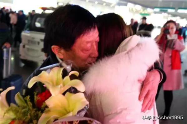 父親入獄、母親改嫁，6歲的她靠吃垃圾為生，闊別30年終於回家