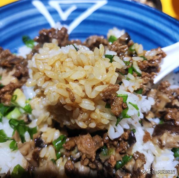 來了三次才吃上的三鮮拌飯，滷雞架都入味兒到骨頭裡了