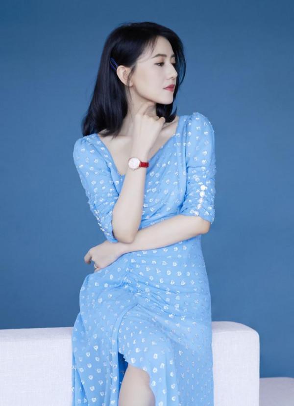 高圓圓很適合穿藍裙子，膚白貌美氣質清純，趙又廷眼光真好