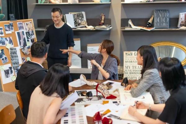 住在上海鬧市400平的房子裡，花開不敗，開窗見池塘，太羨慕了