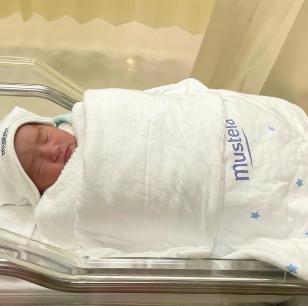 恭喜！35歲香港著名歌手宣佈二胎產女，嫁科學家丈夫兩年抱倆