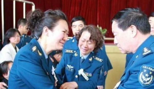 馮思廣：飛機故障他拒絕跳傘，1.1秒救下4000多人，追悼會補婚禮