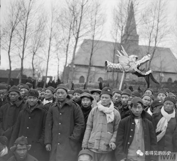 百年前參加一戰的中國勞工在歐洲過春節 劃旱船踩高蹺
