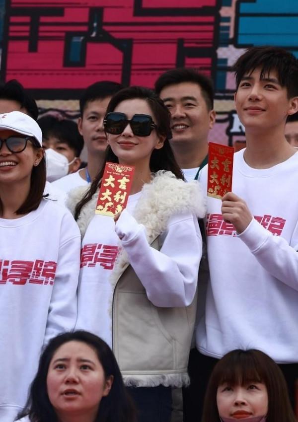 Baby真是瘦得過分了，臉上戴著眼鏡，顯得法令紋更明顯了