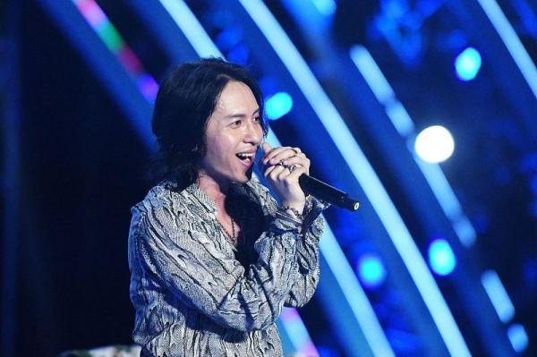 張淇太有魅力了,身材挺拔比例完美,穿黑褲很有音樂人的個性 張淇太有魅力了,身材挺拔比例完美,穿黑褲很有音樂人的個性