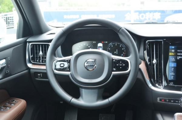 換裝48V輕混系統 實拍2022款沃爾沃S60