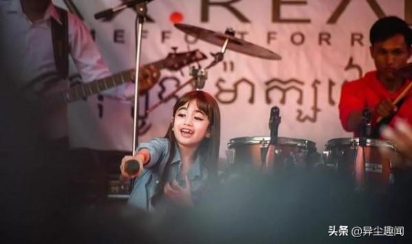 10歲精通5國語言！柬埔寨甜美混血小公主五官好夢幻，能歌善舞